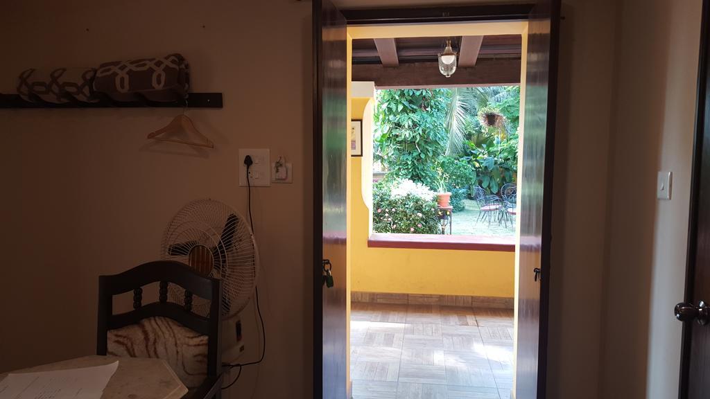 Casa Menezes - A Heritage Goan Homestay Бамболим Номер фото