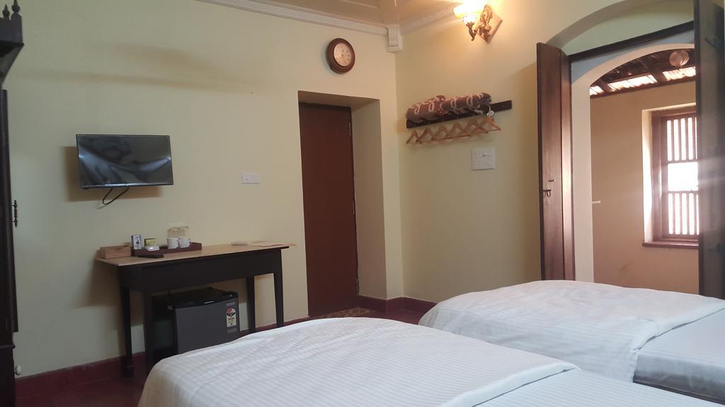 Casa Menezes - A Heritage Goan Homestay Бамболим Номер фото