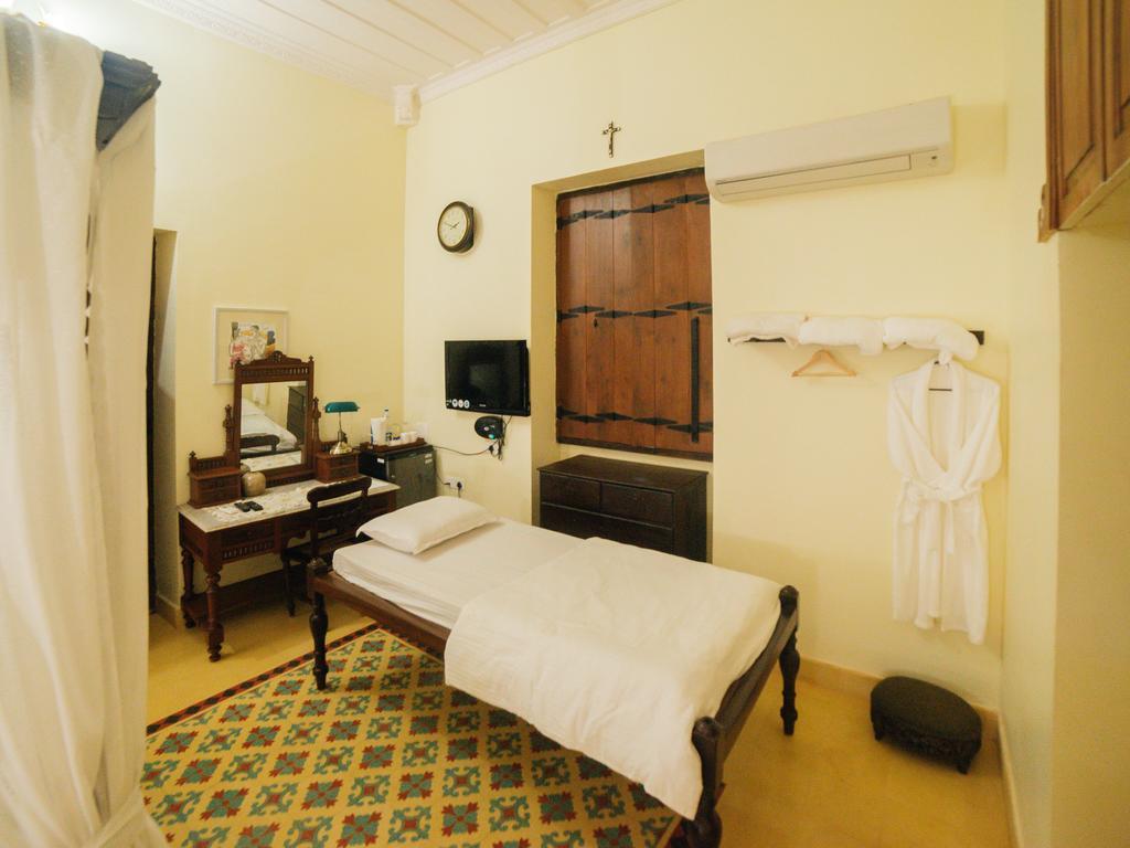 Casa Menezes - A Heritage Goan Homestay Бамболим Экстерьер фото