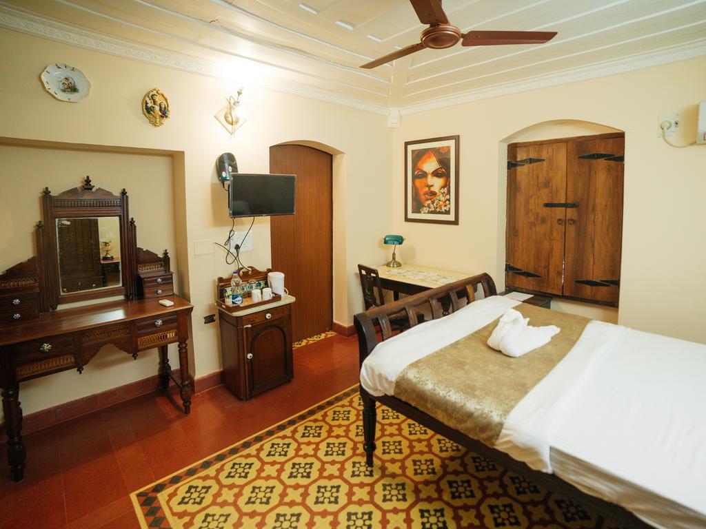Casa Menezes - A Heritage Goan Homestay Бамболим Экстерьер фото