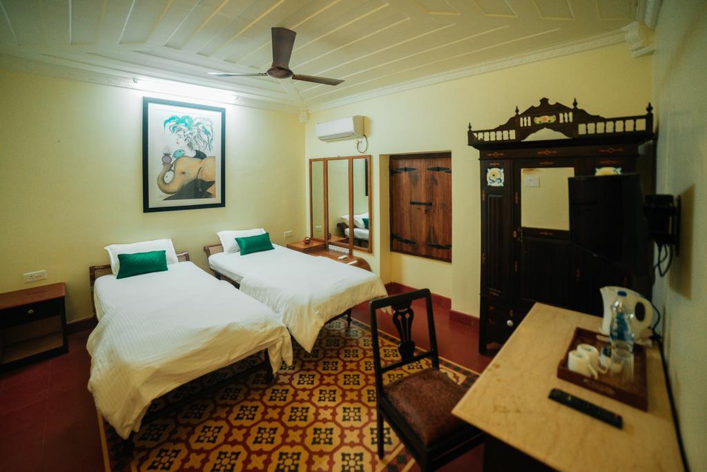 Casa Menezes - A Heritage Goan Homestay Бамболим Экстерьер фото